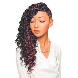 emme portant des mèches longues et volumineuses Urban Hi Roller avec des boucles définies et un dégradé noir/bordeaux, coiffées en tresses latérales et volume maximal sur le dessus. Idéal pour illustrer le rendu des extensions 18 pouces pour un style audacieux et ultra-féminin.