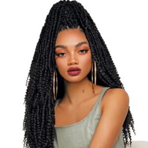 Jeune femme portant des mèches Urban Spring Twist en boucles spring noires - tresses synthétiques résistantes 16 pouces pour un look moderne et volumineux